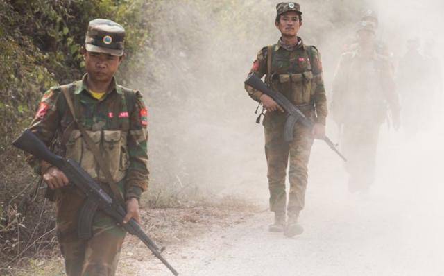 한 미얀마 소수민족 반군 부대가 정부군이 주둔하고 있는 북부 산악지대를 향해 행군하고 있다. 프런티어 미얀마 캡처