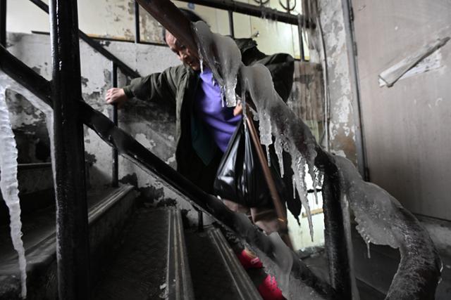 지난달 26일 서울 용산구 동자동 쪽방촌의 계단 난간이 얼어붙어 있다. 정부는 '난방비 폭탄'으로 인한 취약계층 부담을 덜어주기 위해 에너지바우처 지원과 가스요금 할인을 확대하기로 했다. 고영권 기자