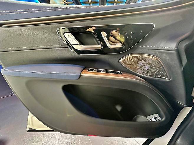 벤츠코리아 ‘더 뉴 EQS SUV’ 도어트림. 출처=IT동아