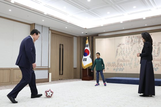 윤석열 대통령과 김건희 여사가 31일 서울 용산 대통령실 청사에서 심장질환 수술을 받고 회복 중인 캄보디아 아동 '로타'와 축구를 하고 있다. 사진 대통령실