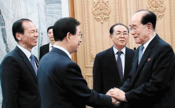 2018년 9월 남북정상회담 당시 방북한 박원순 전 서울시장과 최문순 강원도지사가 평양 인민문화궁전에서 김영남 북한 최고인민회의 상임위원장을 만나 인사하는 모습. 연합뉴스