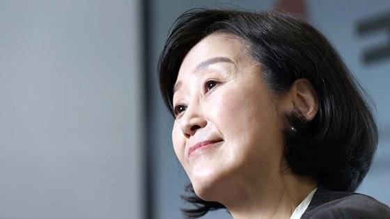 지난해 대선 당시 안철수 국민의당 대선후보 부인 김미경 서울대 교수가 국민의당 당사에서 중앙일보와 인터뷰를 하는 모습. 김경록 기자