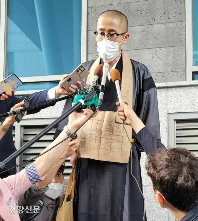 일본 소재 사찰인 간논지의 다나카 세쓰료 주지승이 지난해 6월 15일 대전고법에서 열린 항소심 공판을 마친 뒤 취재진의 질문에 답하고 있는 모습. 강정의 기자