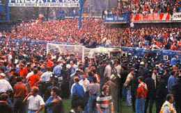 1989년 4월15일 영국 셰필드의 힐즈버러 축구경기장에서 발생한 압사사고 발생 당시의 현장 모습. 위키피디아