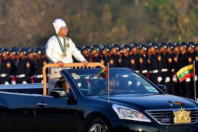 미얀마 군사정권 수장인 민 아웅 흘라잉 최고사령관이 지난달 4일(현지시간) 수도 네피도에서 열린 독립기념일 행사에서 차에 올라탄 채 군인들을 사열하고 있다. AFP연합뉴스