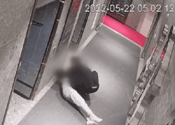 지난해 발생한 '부산 서면 돌려차기 사건' 당시 CCTV 원본 영상이 공개됐다. JTBC '사건반장' 캡처