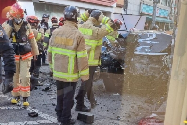 서울 마포구 공덕동의 한 주택가에서 1일 오후 4시12분쯤 제네시스 차량이 급가속으로 인근 건물에 돌진했다. 이 사고로 운전자와 보행자가 사망했다. 연합뉴스(독자 제공)