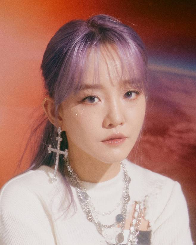 가수 윤하가 지난 3월 발매한 정규 6집 리패키지 음반 ‘엔드 시어리 : 파이널 에디션(END THEORY : Final Edition)’ 의 타이틀곡 ‘사건의 지평선’을 통해 역주행 아이콘으로 등극했다. [C9엔터테인먼트 제공]