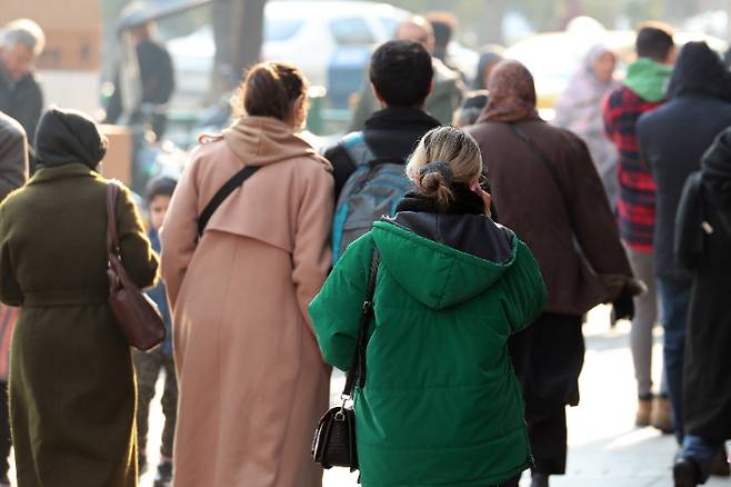 히잡 벗어던지고 외출하는 이란 여성들. 연합뉴스