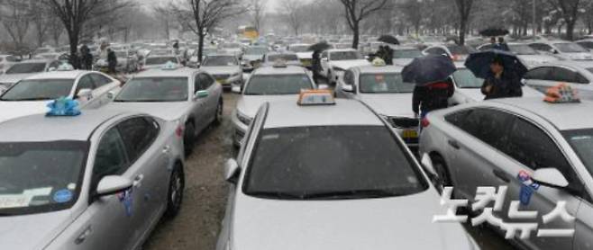 미터기 교체를 위해 서울시 난지도 주차장에 모인 택시들.