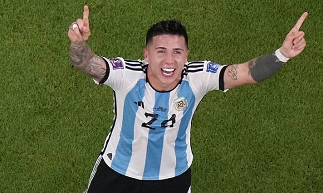 아르헨티나의 엔조 페르난데스가 2022년 11월 27일(한국시간) 카타르 루사일의 루사일 스타디움에서 열린 멕시코와 2022 FIFA 카타르 월드컵 C조 2차전에서 골을 넣은 뒤 세리머니를 하고 있다. AP뉴시스