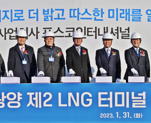 31일 ‘광양 제2 LNG터미널 착공식’ 참석자들이 발파 스위치를 누르고 있다. 왼쪽부터 이상균 현대중공업 사장, 정탁 포스코인터내셔널 부회장, 최성안 삼성중공업 부회장, 최정우 포스코그룹 회장, 김영록 전남도지사. 포스코인터내셔널 제공