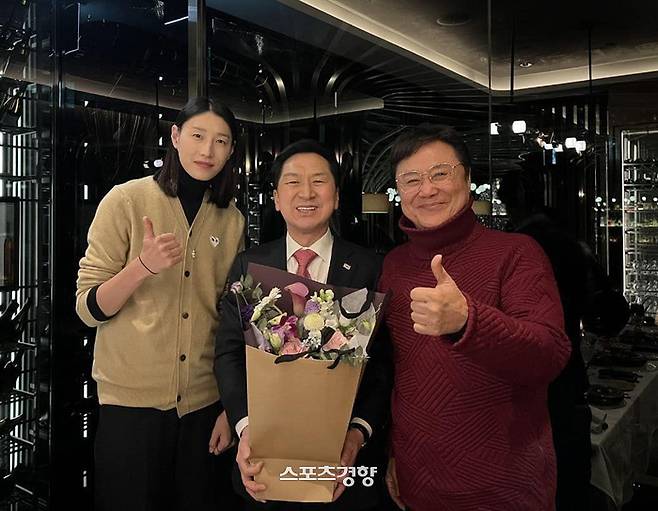 배구 팬덤이 최근 거짓 사진 및 꽃다발 업로드 논란을 유발한 김기현 의원과 관련해 사과와 재발 방지를 요구했다. 페이스북 캡처