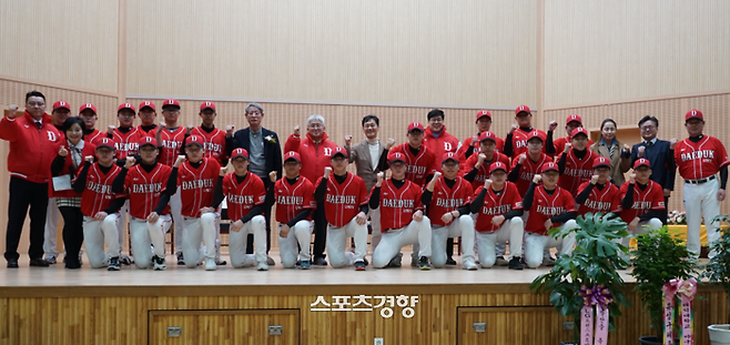 전대영 감독(맨 오른쪽)을 비롯한 대전 첫 대학야구팀 대덕대 선수들이  1일 대덕대 체육관에서 진행된 창단식에서 파이팅을 외치고 있다. 대덕대 제공