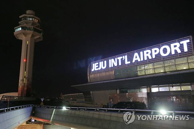 밤낮없이 돌아가는 제주국제공항 관제탑 [연합뉴스 자료사진]