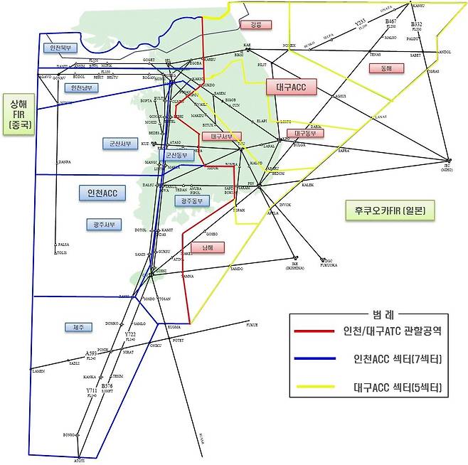 복잡한 우리나라의 하늘길 (제주=연합뉴스) 우리나라 비행정보구역 안에는 11개 국제선 항로와 43개 국내선 항로 등 총 54개 항공로가 있다. 항공기 운항을 관리·제어하는 관제 업무를 중심으로 관제구역이 비행단계별로 지역관제, 접근관제, 비행장관제 등 3단계로 나뉜다. [인천항공교통관제소 홈페이지 갈무리, 재판매 및 DB 금지]