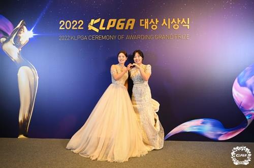 작년 상금왕 박민지(왼쪽)과 대상 수상자 김수지. [KLPGA 제공. 재판매 및 DB 금지]