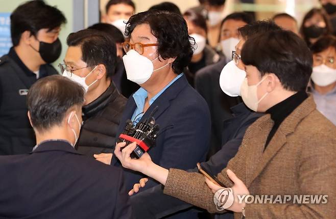 압송되는 김성태 전 쌍방울 회장 (영종도=연합뉴스) 이지은 기자 = 8개월간 도피 끝에 태국에서 붙잡힌 김성태 전 쌍방울그룹 회장이 17일 인천국제공항을 통해 입국하고 있다. 2023.1.17 [공동취재] photo@yna.co.kr