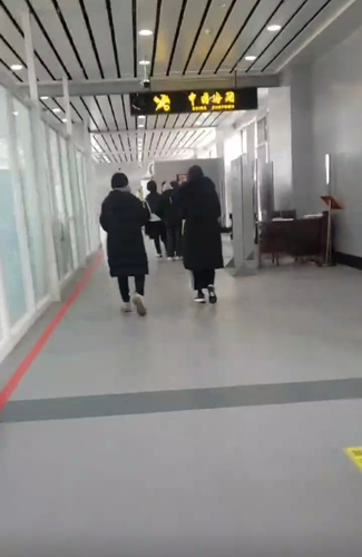 1일 중국 웨이하이 공항에서 코로나 검사 위해 이동하는 한국발 승객들 [독자제공 영상 캡처]