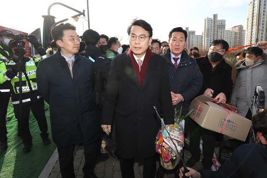 윤상현 국민의힘 의원이 2일 박근혜 전 대통령 생일을 축하하기 위해 꽃다발을 들고 대구 달성군 유가읍 사저로 향하고 있다. 사진=뉴스1