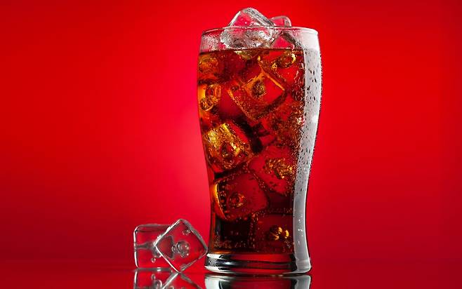 탄산음료를 좋아하는 이들 중에서 다이어트와 건강을 생각해 설탕이 들어가지 않은 일명 '제로' 제품을 선택하는 경우도 늘고 있다. 제조사들은 단맛을 내기 위한 설탕 등 당분이 '전혀' 들어가지 않기 때문에 더욱 건강할 뿐 아니라 '살찔 걱정'도 없다고 광고하지만, 이는 정말 사실일까? [사진=게티이미지뱅크]