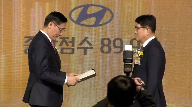 현대차 양희원 부사장(오른쪽)이 2022 자동차안전도평가 우수상을 수상하고 있다. 수상 차종은 아이오닉6.