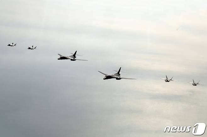 한미 공군이 1일 서해 상공에서 연합공중훈련을 하고 있다. 이날 훈련에는 우리측의 F-35A 전투기와 미측의 B-1B 전략폭격기 및 F-22·F-35B 전투기 등이 참여했다. (국방부 제공) 2023.2.2/뉴스1