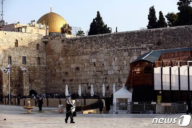 이스라엘 동예루살렘 구시가지에 위치한 '통곡의 벽'에서 유대교도들이 기도를 하고 있다. 2023.01.03 ⓒ 로이터=뉴스1 ⓒ News1 정윤미 기자