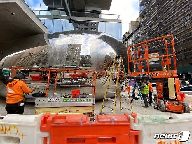 '땅콩’'(The Bean)으로 잘 알려진 시카고의 상징 '클라우드 게이트'의 작은 버전이 뉴욕에서 지난달 31일 공개됐다. 사진은 공사 당시 현장 모습.(사진=Architext14 트위터 갈무리)