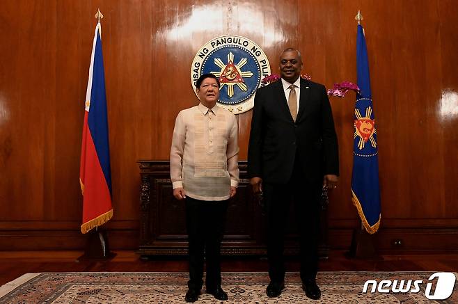 로이드 오스틴 미국 국방부 장관(오른쪽)이 2일(현지시간) 필리핀 마닐라의 말라카냥 대통령궁에서 페르디난드 마르코스 대통령과 기념 촬영을 하고 있다. ⓒ 로이터=뉴스1 ⓒ News1 이유진 기자