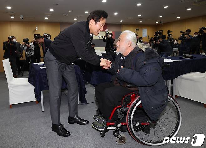 오세훈 서울시장이 2일 서울 중구 서울시청에서 열린 전국장애인차별철폐연대와의 간담회를 마치고 박경석 대표를 배웅하고 있다. (공동취재) 2023.2.2/뉴스1 ⓒ News1 김민지 기자