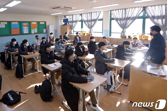 실내마스크 해제 첫날인 30일 오전 광주 서구 서석중학교에서 학생들이 교실 내부에서도 마스크를 쓰고 있다. 2023.1.30/뉴스1 ⓒ News1 이승현 기자