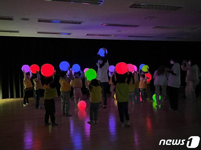 영화의전당에서 유아를 대상으로 지난해 실시된 ‘반짝반짝 별빛놀이터’ 문화예술 교육활동 현장. (부산문화재단 제공)