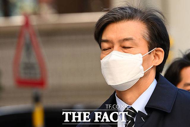 자녀 입시비리와 감찰 무마 등의 의혹을 받는 조국 전 법무부 장관이 지난해 12월 2일 오후 서울 서초구 서울중앙지방법원에서 열린 1심 결심공판에 출석하고 있다./남윤호 기자