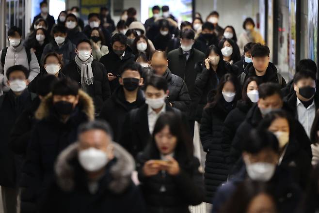 실내마스크 착용 의무 해제 다음날인 지난달 31일 오전 서울 지하철 광화문역 통로에서 시민 대부분이 마스크를 쓴 채 걸어가고 있다. /연합뉴스