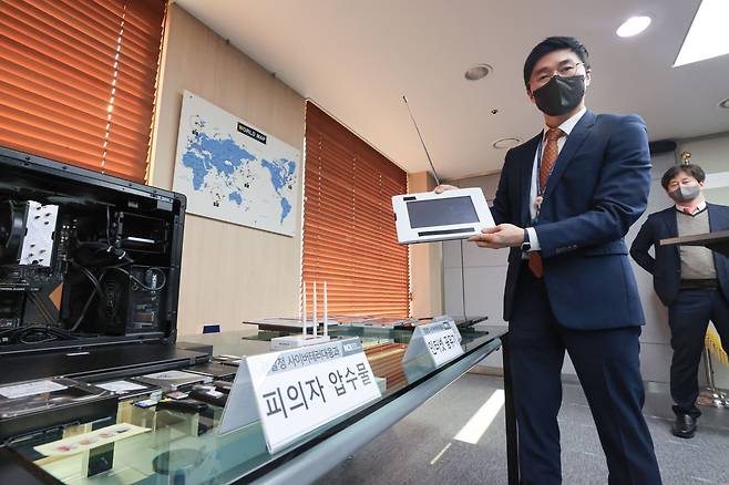 지난해 12월 경찰청 사이버테러수사대가 통합 주택 제어판(월패드) 해킹 사건 수사결과를 발표하고 있다. /연합뉴스