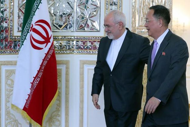 미국의 이란 제재가 본격 시작된 2018년 8월 7일 이란을 방문한 리용호(오른쪽) 북한 외무상이 모하마드 자바드 자리프 이란 외무장관과 함께 회담장에 입장하고 있다. /EPA 연합뉴스