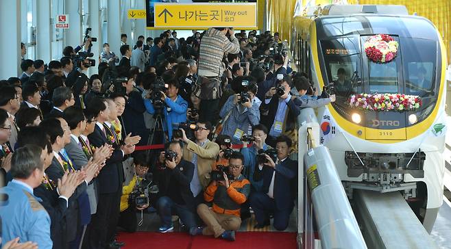 대구 도시철도 3호선 모노레일 '하늘열차(Sky Rail)' 개통식이 열린 23일 오전 대구 수성구 동대구로 대구 도시철도 3호선 어린이회관역에서 시민들이 역사로 들어서는 하늘열차를 반기고 있다. /조선DB