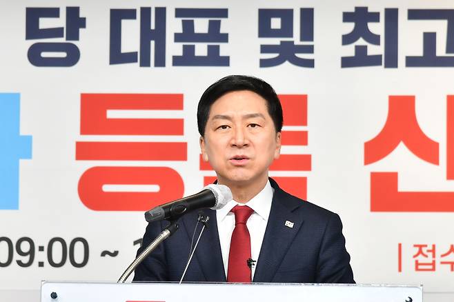 국민의힘 당권주자인 김기 의원이 2일 서울 여의도 중앙당사에서 당 대표 후보 등록을 마친 후 입장을 밝히고 있다. /뉴스1