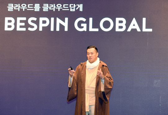 이한주 베스핀글로벌 대표가 '옵스나우360' 출시 기자간담회에서 스타워즈 코스튬을 입고 발표를 하고 있다. 베스핀글로벌 제공