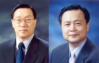 왼쪽부터 김태식 전무와 조현동 차관. 한국외대총동문회 제공