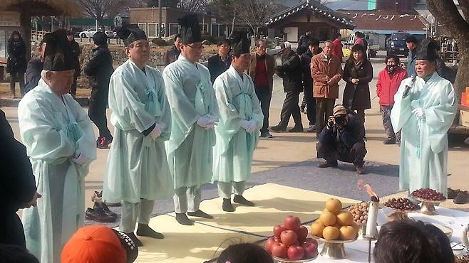 충남 아산에서 정월대보름을 맞아 마을 대표들이 당제를 지내고 있다. 아산시 제공