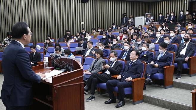 박홍근 더불어민주당 원내대표가 2일 오후 국회에서 열린 의원총회에서 머리발언을 하고 있다. 김봉규 선임기자 bong9@hani.co.kr