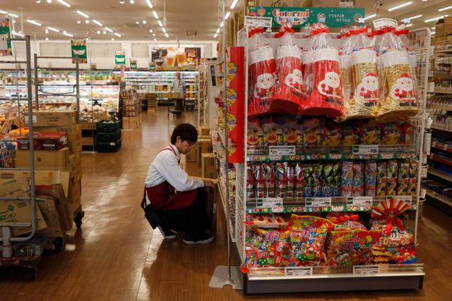 2019년 11월 일본 후쿠시마현 나미에마을에 새롭게 문을 연 이온그룹 산하 한 슈퍼마켓에서 직원이 선반에 상품을 정리하고 있다. 나미에=AP 연합뉴스