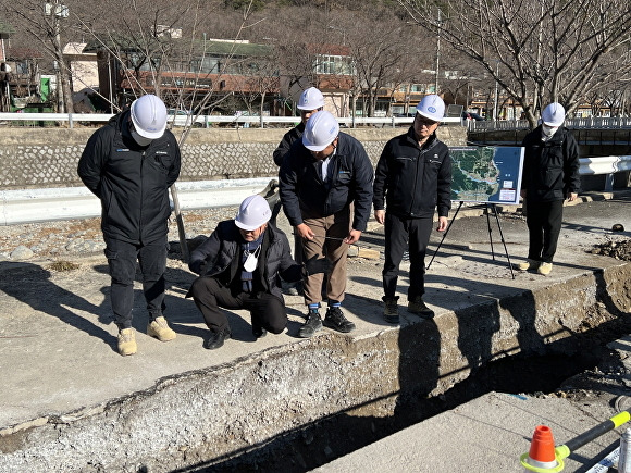 1일 이창우 포항시 맑은물사업본부장(왼쪽 부번째)이 송라 공공하수처리시설과 관로 정비사업 시공 현장을 점검하고 있다. [사진=포항시청]