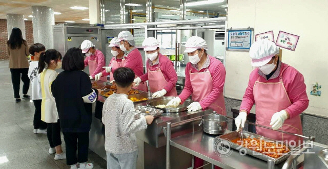 ▲ 동해시 어르신들이 맞춤형 노인일자리사업을 통해 학교 급식 일을 하고 있는 모습.