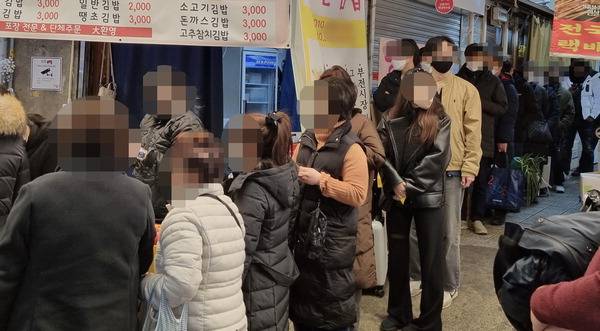 부전시장 명물로 떠오른 가게 ‘명란김밥’을 찾은 사람들이 추운 날씨에도 줄을 서 기다리고 있다.