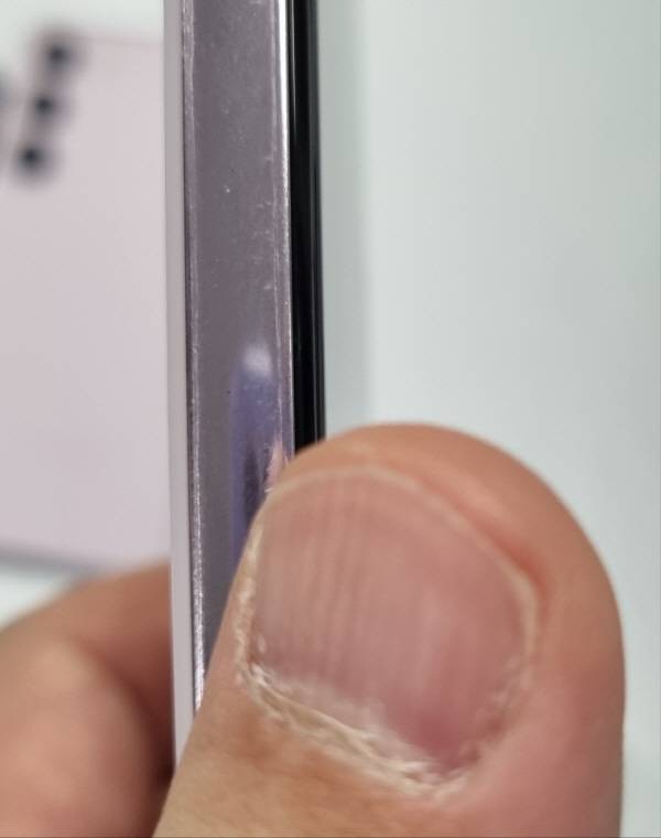 갤럭시 S23 울트라 옆면. 엣지 디스플레이의 곡률을 완만하게 바꾸었다. 정옥재 기자