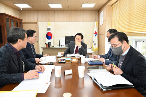 강수현 양주시장이 2일 경기도교육청 북부청사에서 임태희 교육감과 만나 양주시의 5대 교육현안에 대해 설명하고 도교육청의 적극적인 지원을 요청하고 있다. 양주시 제공