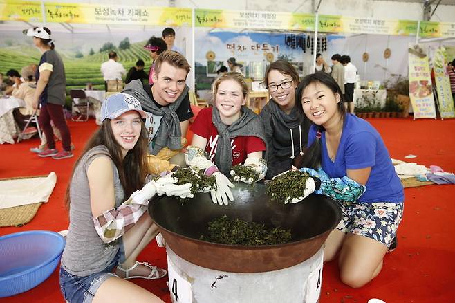 보성다향대축제에서 외국인이 체험을 하고 있다. / 사진=보성군 제공